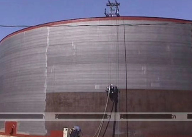 大型油罐罐體防腐除銹立式垂直拋丸機(jī)施工現(xiàn)場圖